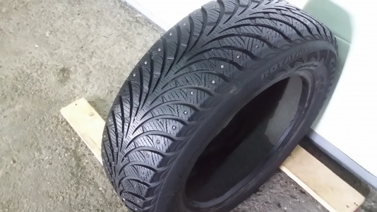 Шины зимние шипованные б/у Goodyear Ultra Grip Extreme 195/60 R15 88T